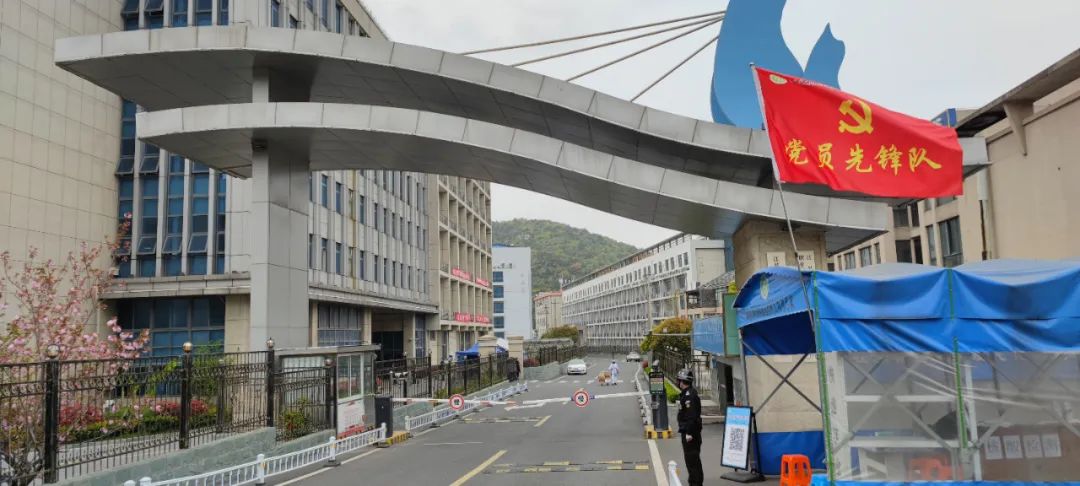 学校党员干部积极投身疫情防控阻击战