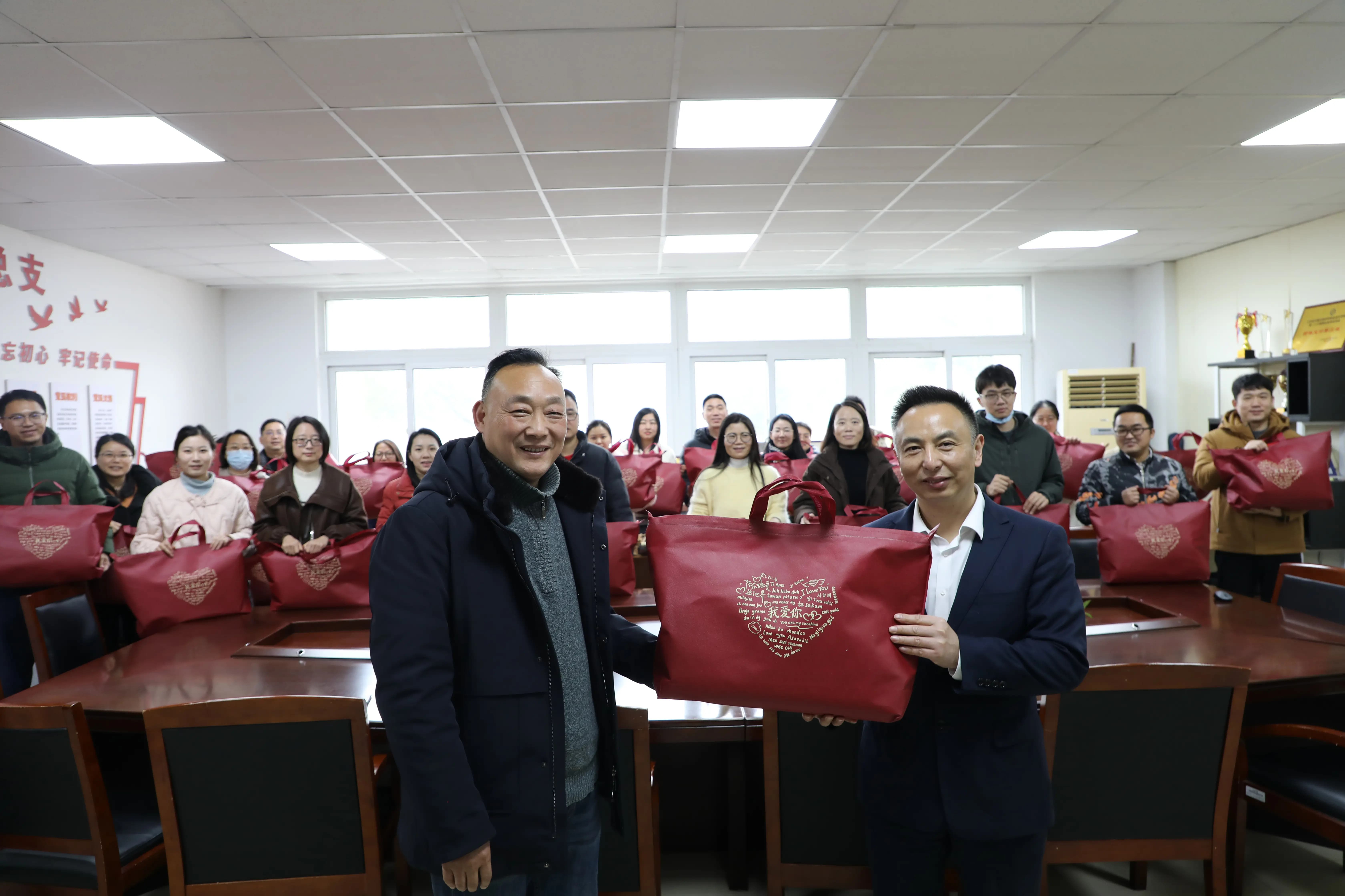 校领导新学期开学走访慰问教职工