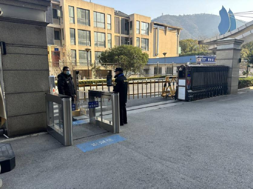 开展防暴演练,筑牢校园防线